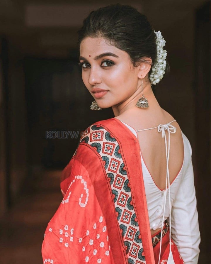 Glam Mamitha Baiju in a Red Bandhani Saree with White Blouse Pictures 04