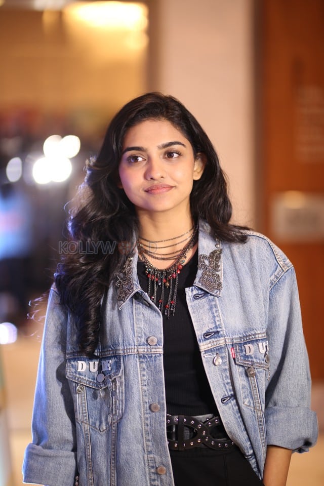 Heroine Mamitha Baiju at Dude Movie Pre Release Event Photos 11