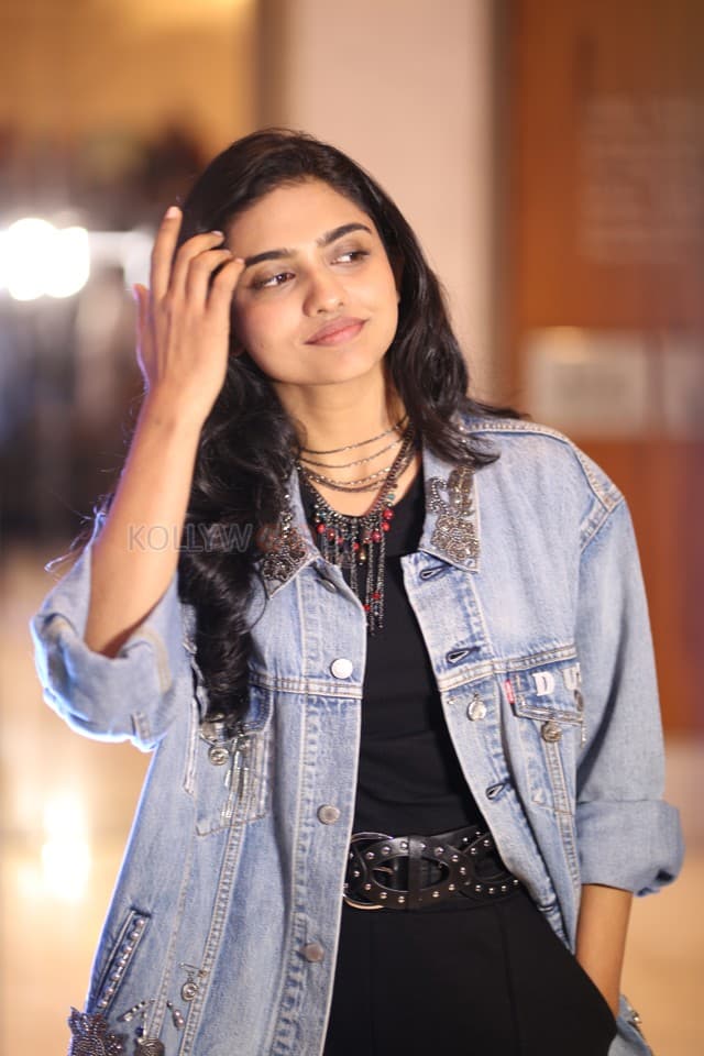 Heroine Mamitha Baiju at Dude Movie Pre Release Event Photos 12