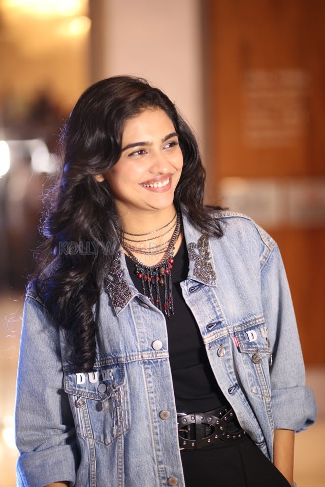 Heroine Mamitha Baiju at Dude Movie Pre Release Event Photos 13