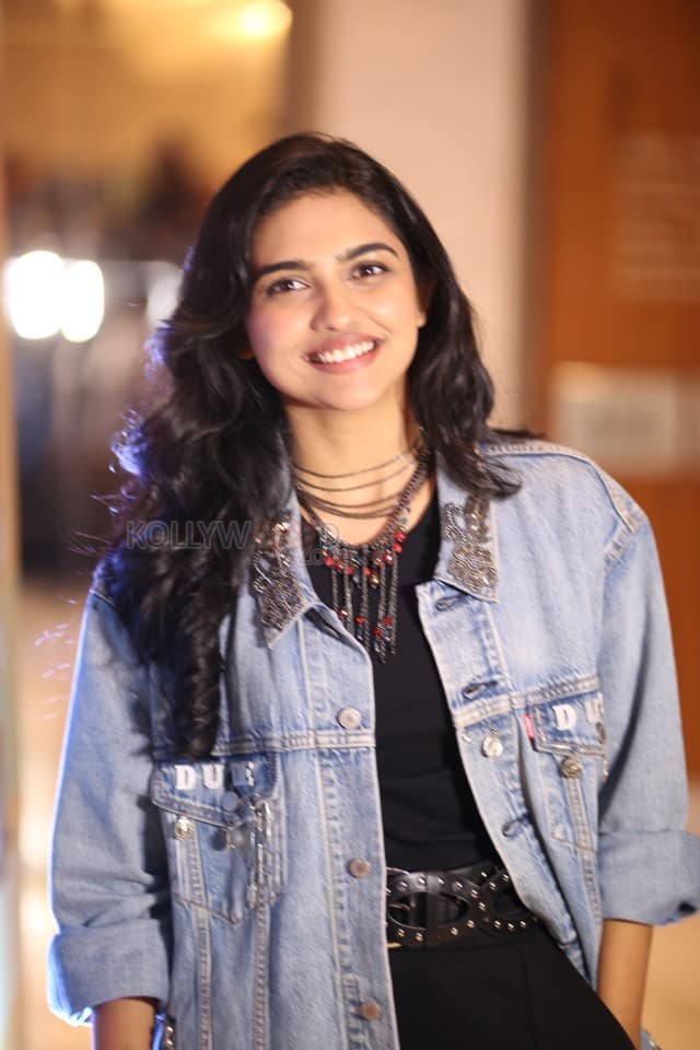 Heroine Mamitha Baiju at Dude Movie Pre Release Event Photos 14