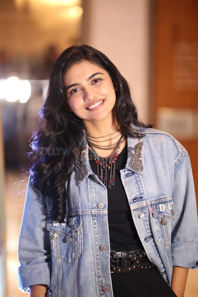 Heroine Mamitha Baiju at Dude Movie Pre Release Event Photos 15