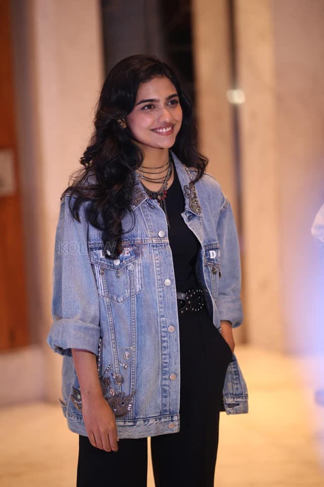 Heroine Mamitha Baiju at Dude Movie Pre Release Event Photos 17