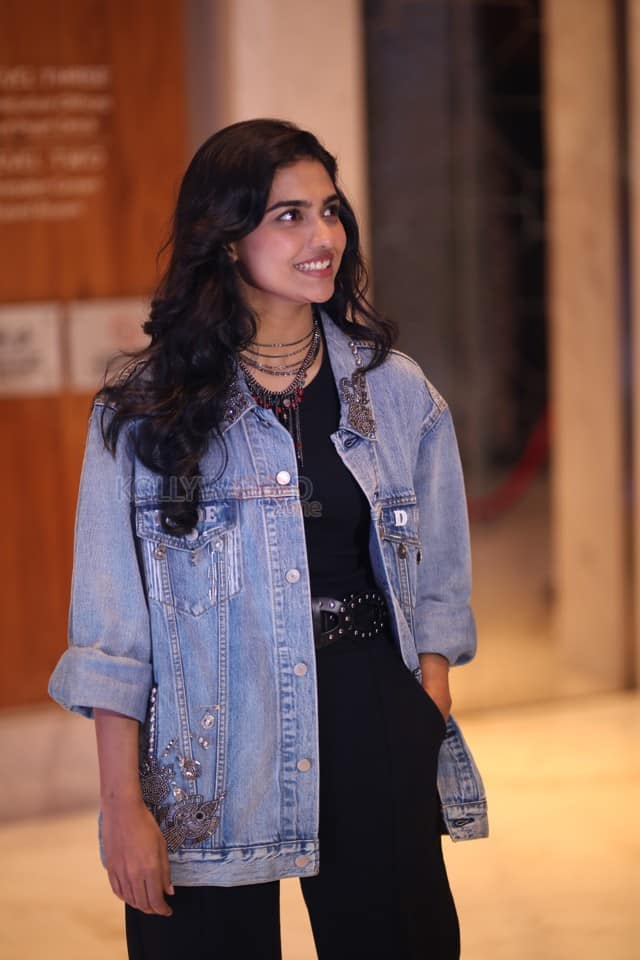 Heroine Mamitha Baiju at Dude Movie Pre Release Event Photos 18