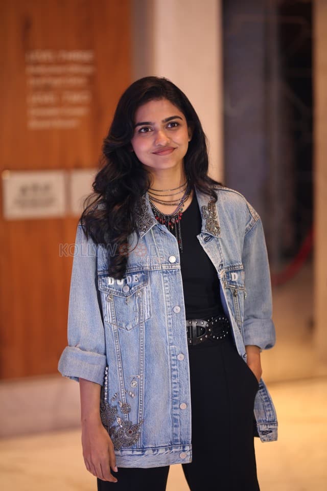 Heroine Mamitha Baiju at Dude Movie Pre Release Event Photos 19