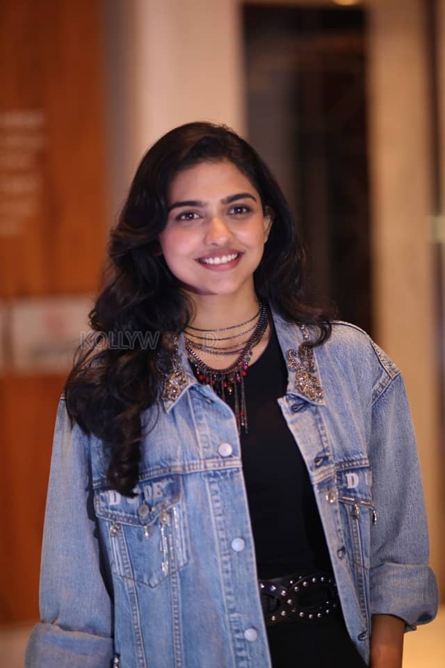 Heroine Mamitha Baiju at Dude Movie Pre Release Event Photos 20