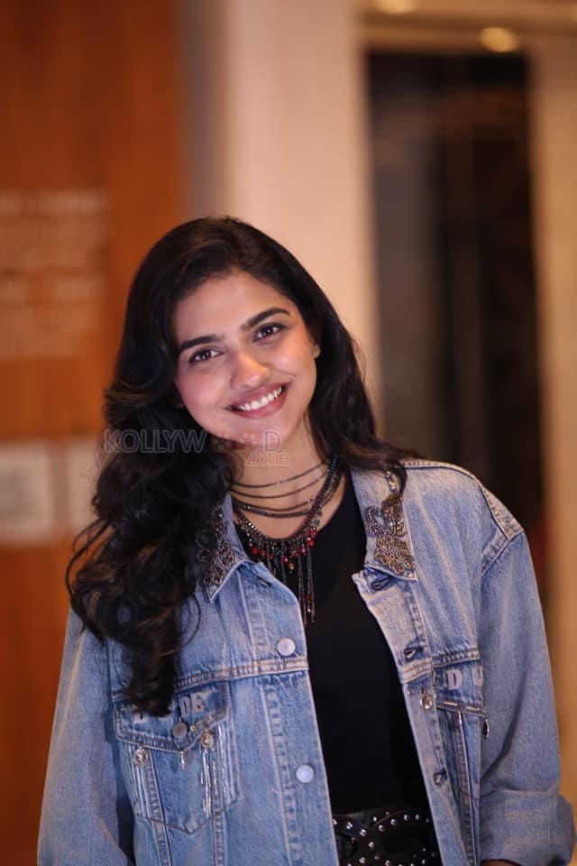 Heroine Mamitha Baiju at Dude Movie Pre Release Event Photos 21