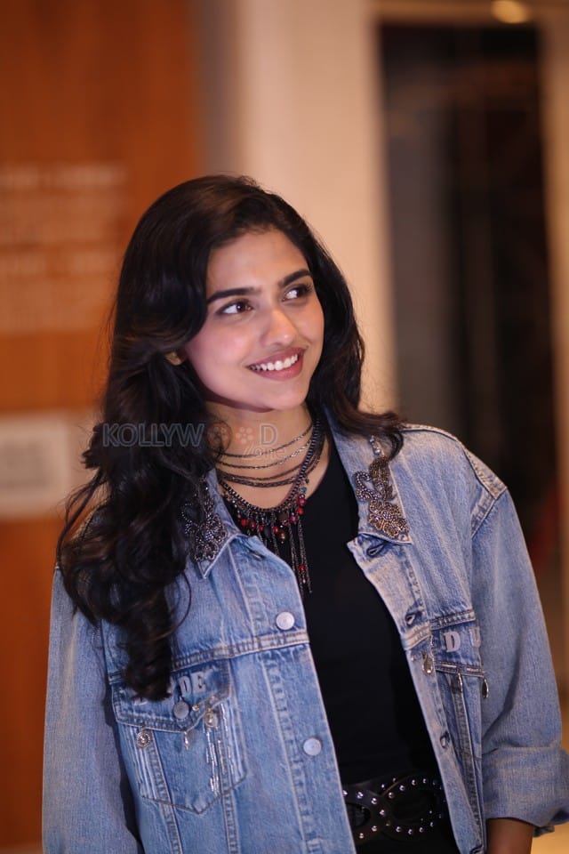 Heroine Mamitha Baiju at Dude Movie Pre Release Event Photos 22