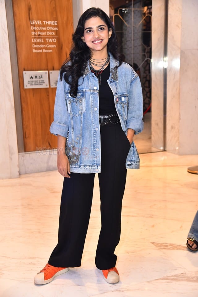 Heroine Mamitha Baiju at Dude Movie Pre Release Event Photos 30