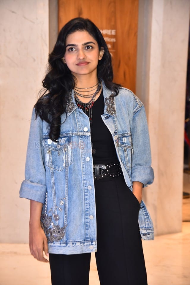 Heroine Mamitha Baiju at Dude Movie Pre Release Event Photos 31