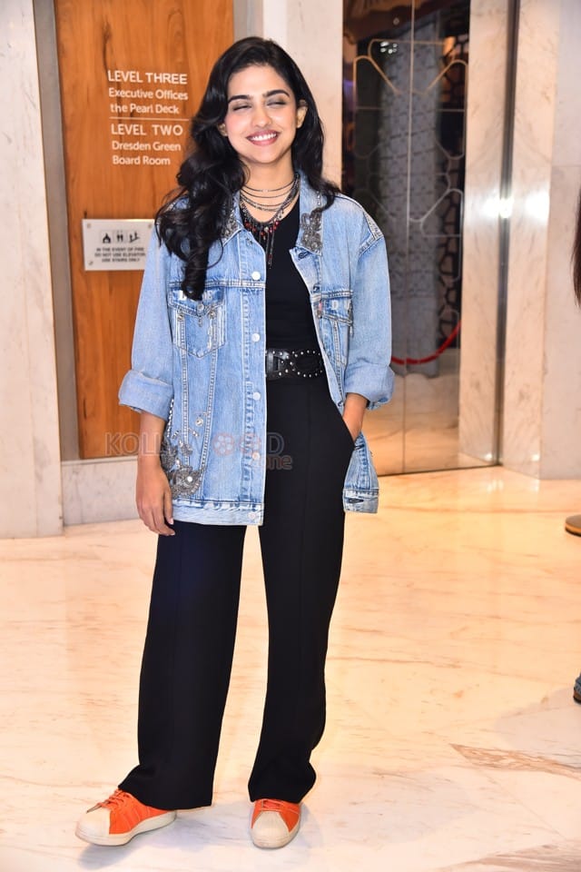 Heroine Mamitha Baiju at Dude Movie Pre Release Event Photos 32