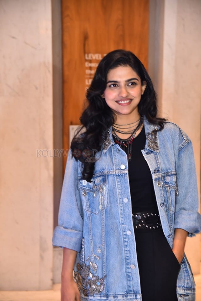 Heroine Mamitha Baiju at Dude Movie Pre Release Event Photos 33