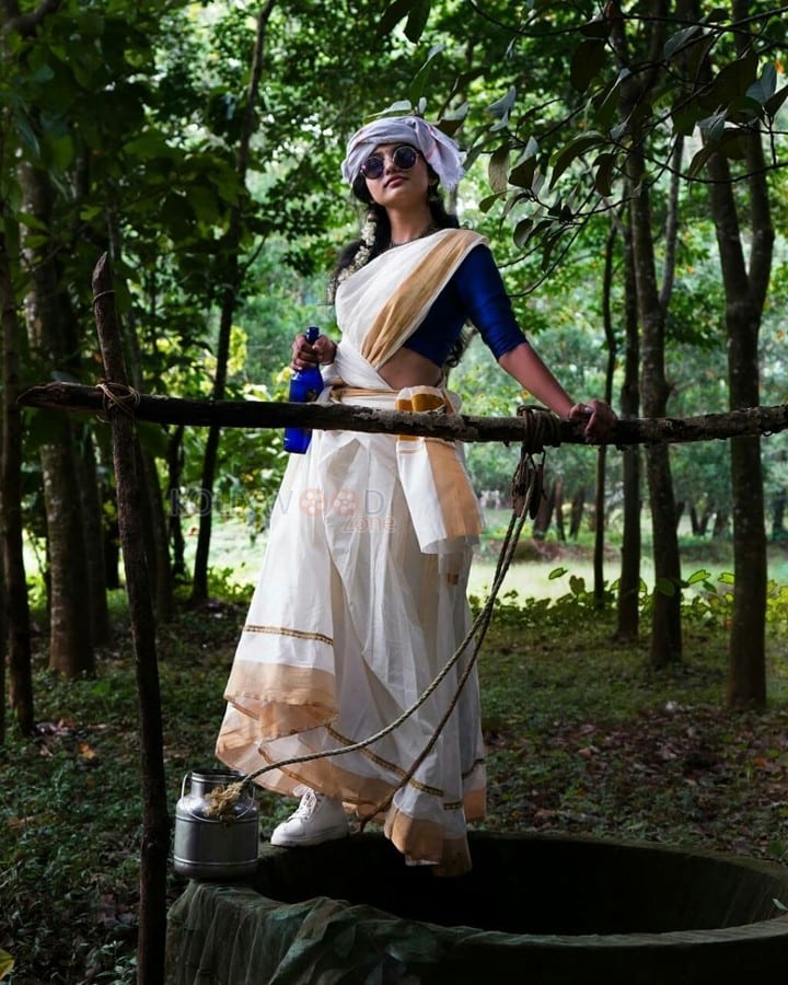 Sexy Mamitha Baiju in a White Saree with Golden Border and Blue Blouse Photos 01