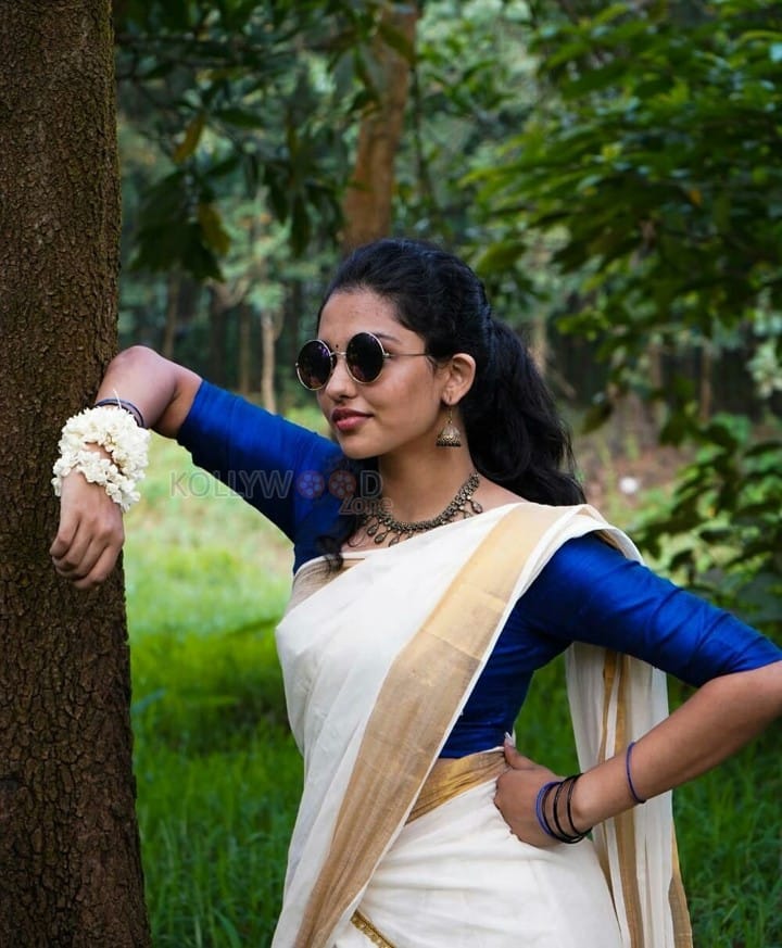 Sexy Mamitha Baiju in a White Saree with Golden Border and Blue Blouse Photos 02