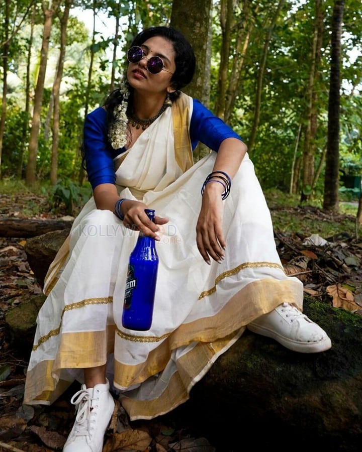 Sexy Mamitha Baiju in a White Saree with Golden Border and Blue Blouse Photos 03