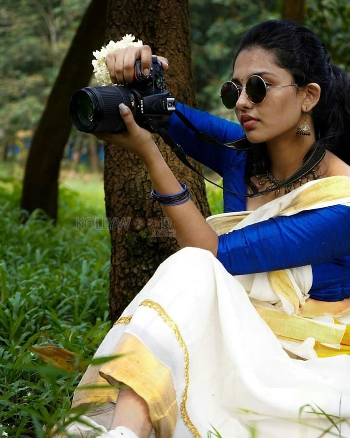 Sexy Mamitha Baiju in a White Saree with Golden Border and Blue Blouse Photos 04