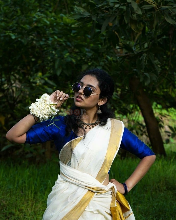 Sexy Mamitha Baiju in a White Saree with Golden Border and Blue Blouse Photos 06
