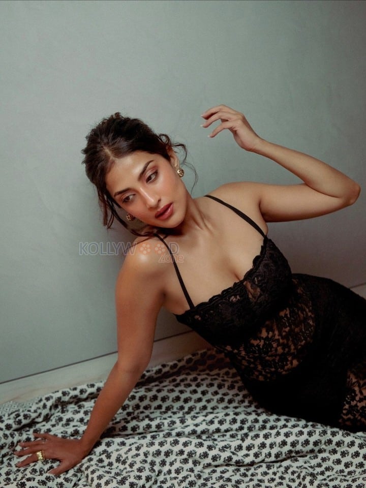 Actress Miloni Jhonsa in a Black Lace Full Length Bodycon Dress with Spaghetti Strap Photos 01
