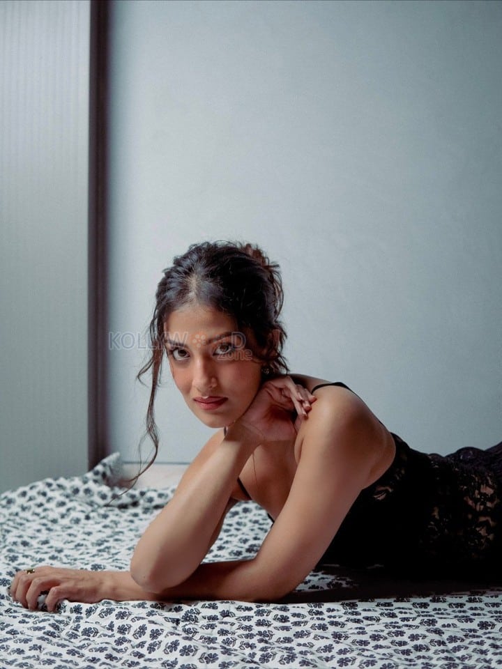 Actress Miloni Jhonsa in a Black Lace Full Length Bodycon Dress with Spaghetti Strap Photos 04