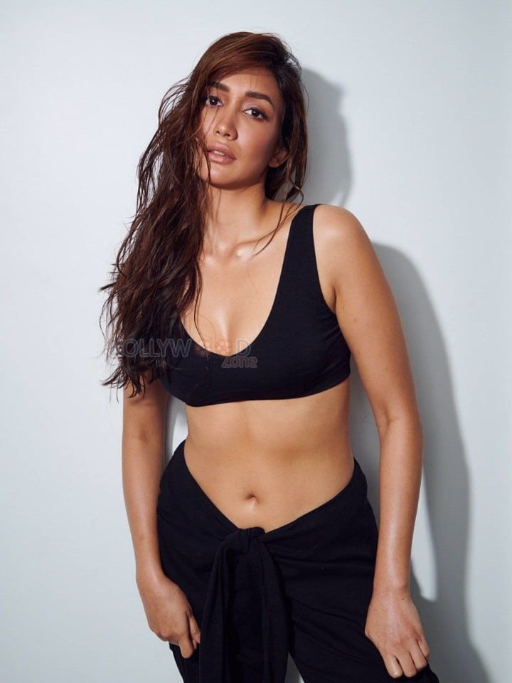 Bandish Bandits Actress Shreya Chaudhry Hot and Toned Black Outfit Photos 03