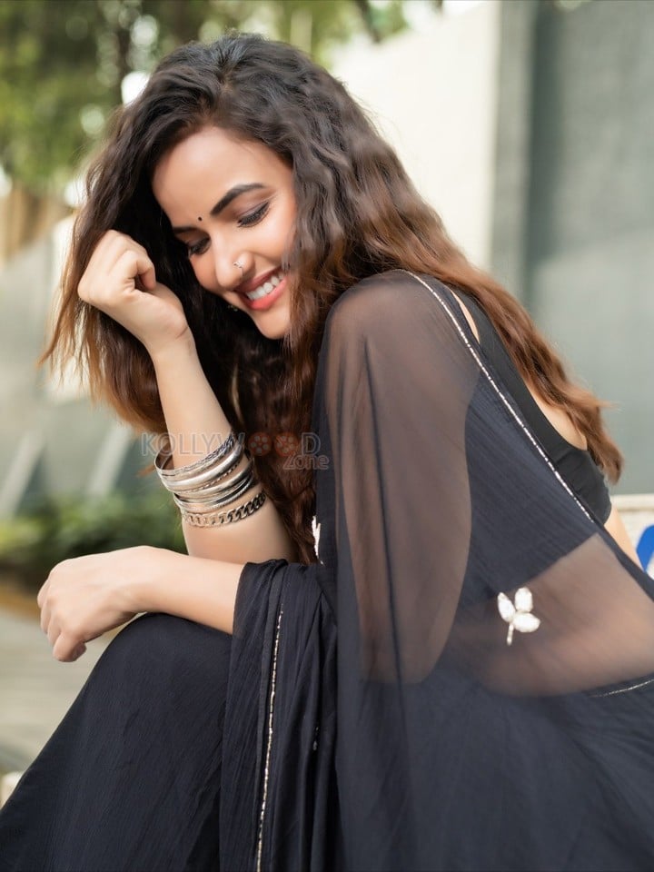 Glamorous Siri Hanumanth in a Black Saree Pictures 02