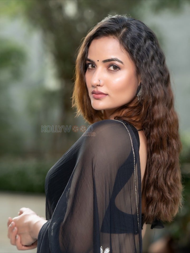 Glamorous Siri Hanumanth in a Black Saree Pictures 03