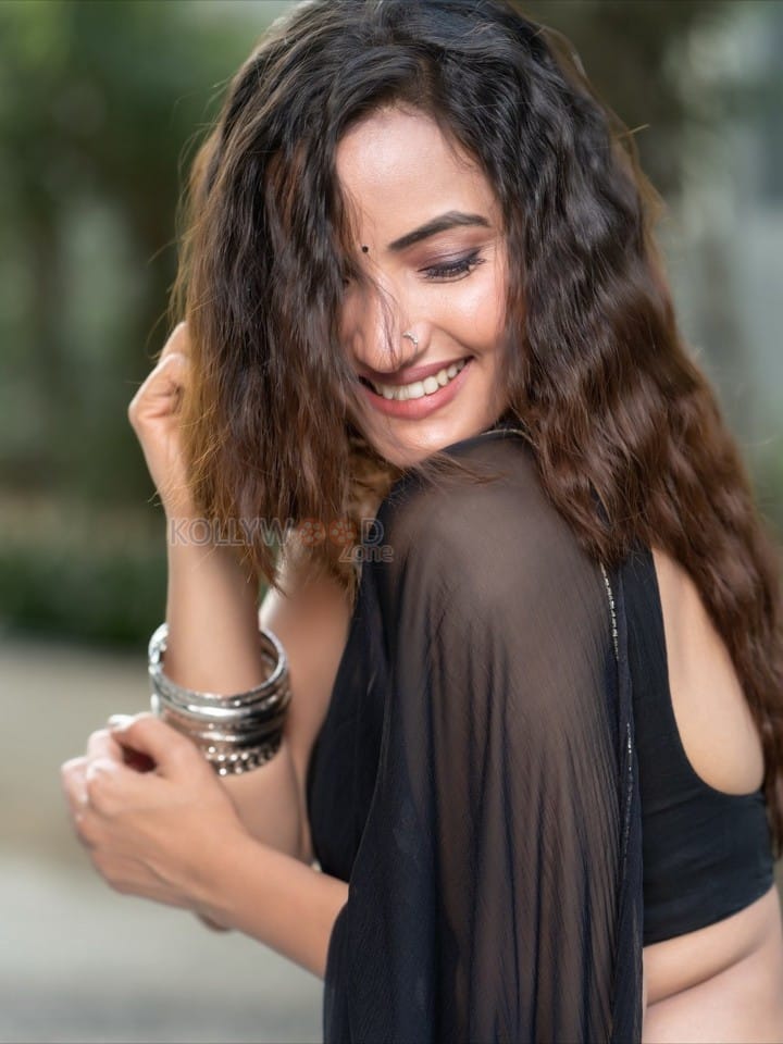 Glamorous Siri Hanumanth in a Black Saree Pictures 04