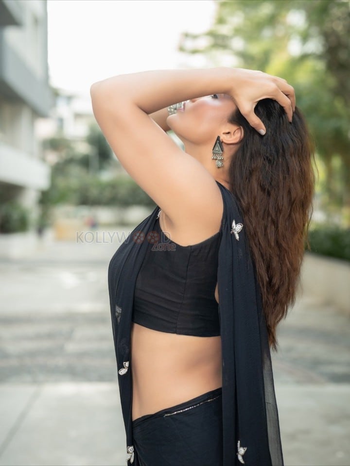 Glamorous Siri Hanumanth in a Black Saree Pictures 05