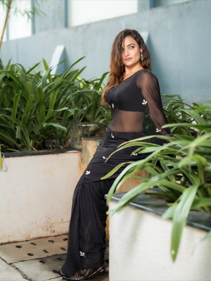 Glamorous Siri Hanumanth in a Black Saree Pictures 06