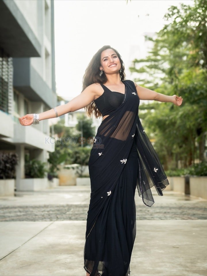 Glamorous Siri Hanumanth in a Black Saree Pictures 07