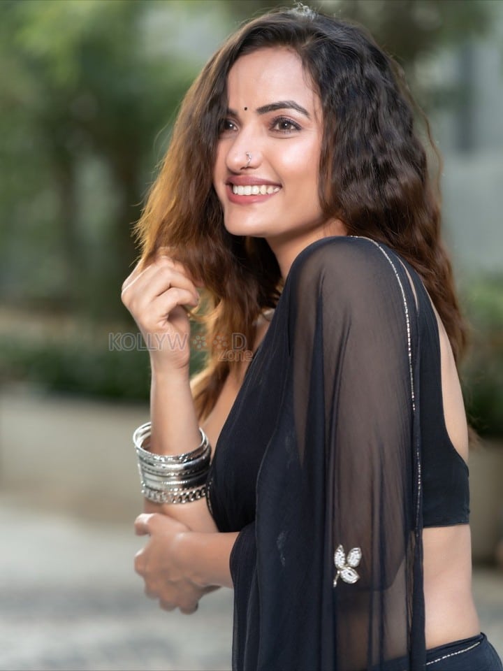 Glamorous Siri Hanumanth in a Black Saree Pictures 09