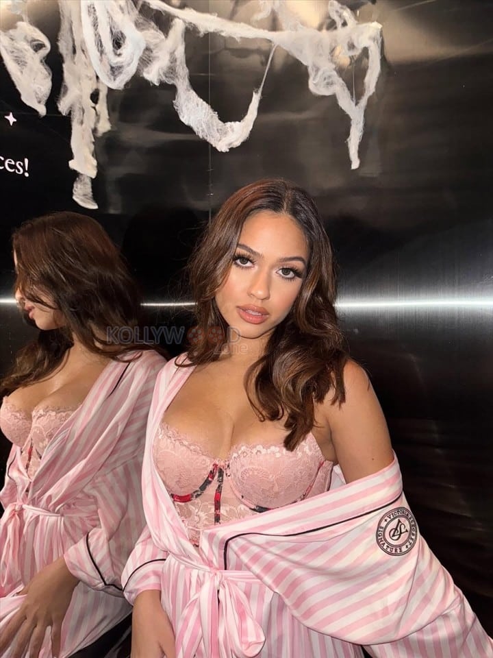 Sexy Angel Radhika Chandok in a Victoria Secret Pink Robe and Bra Photos 01