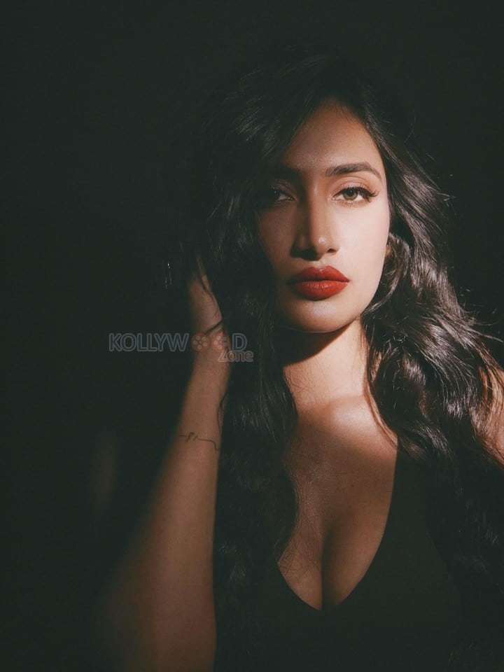 Beautifu and Sexy Dhanashree Verma Vintage Cleavage Photos 02