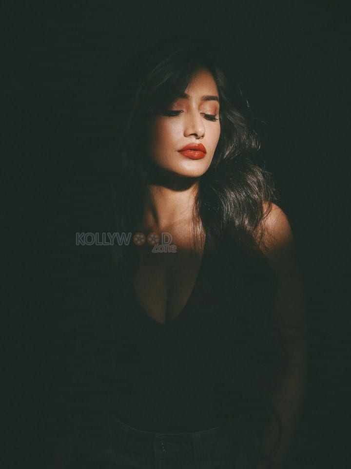 Beautifu and Sexy Dhanashree Verma Vintage Cleavage Photos 04