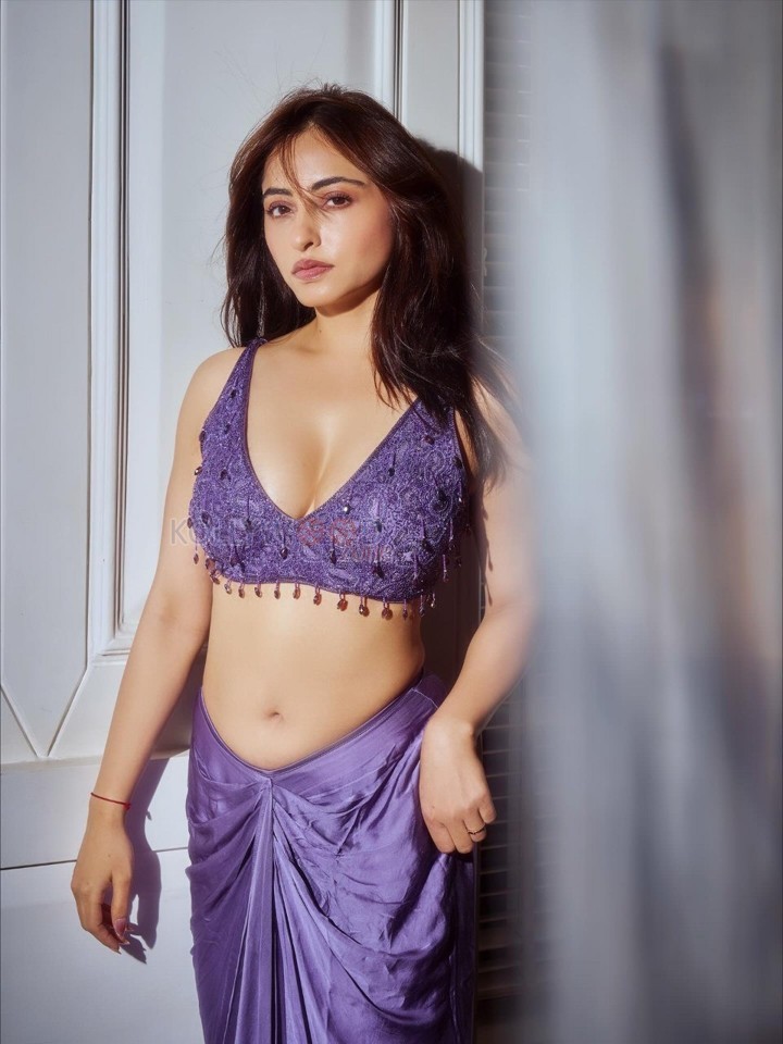 Indian Television Actress Niyati Fatnani Navel in a Purple Saree with an Embroidered Blouse Pictures 01