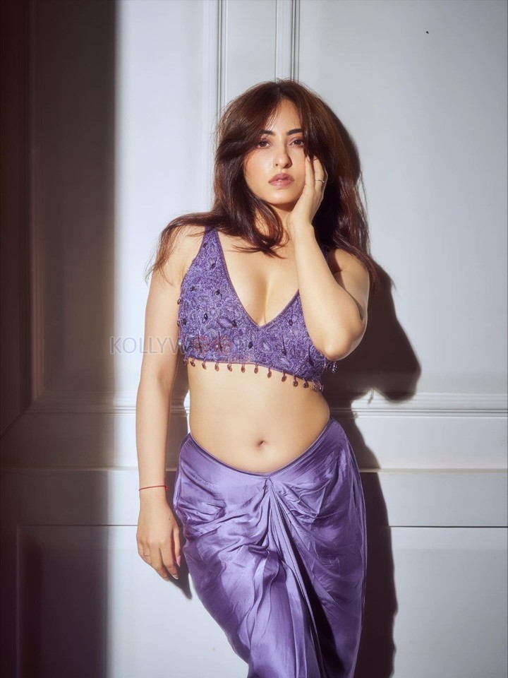 Indian Television Actress Niyati Fatnani Navel in a Purple Saree with an Embroidered Blouse Pictures 04