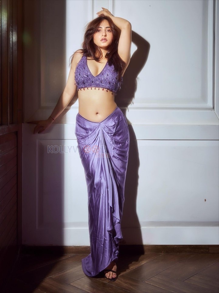 Indian Television Actress Niyati Fatnani Navel in a Purple Saree with an Embroidered Blouse Pictures 09