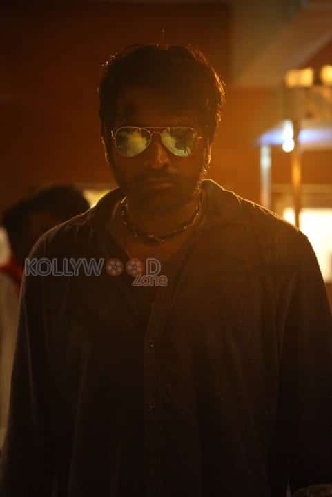 Kadhalum Kadanthu Pogum Movie Stills 02