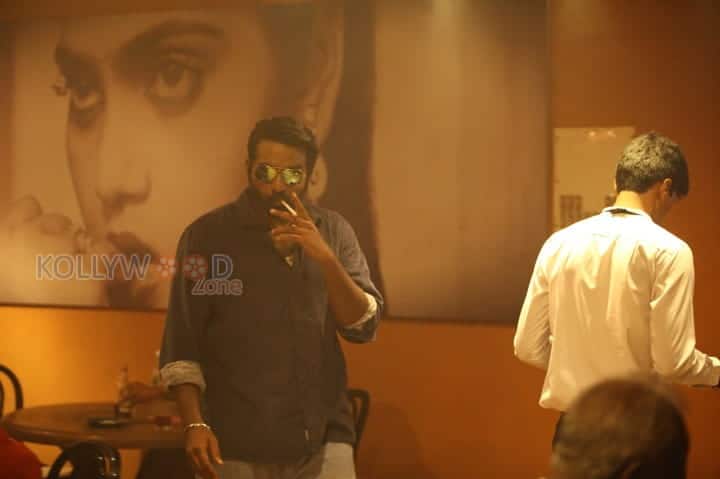 Kadhalum Kadanthu Pogum Movie Stills 07