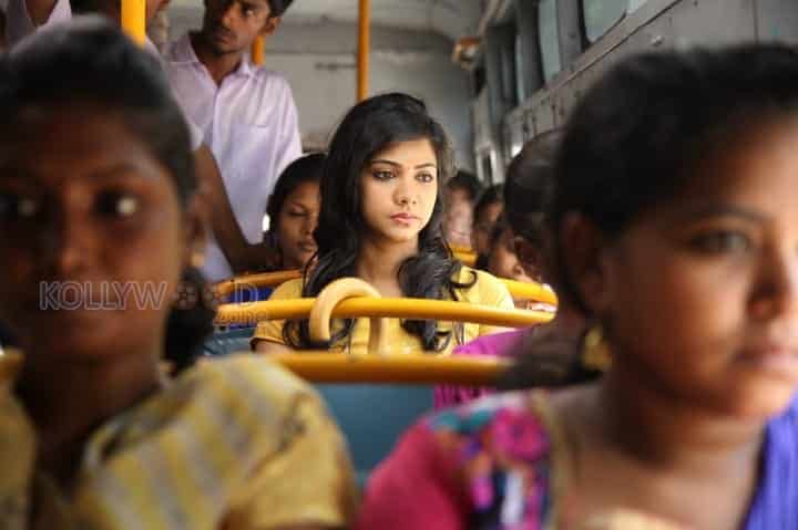 Kadhalum Kadanthu Pogum Movie Stills 10