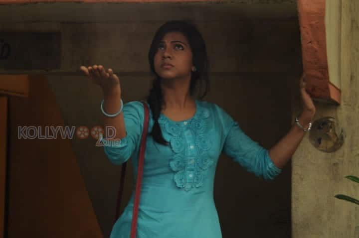 Kadhalum Kadanthu Pogum Movie Stills 14