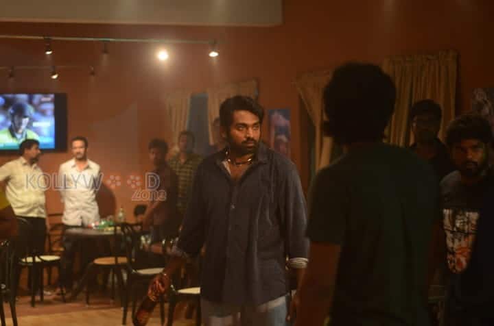 Kadhalum Kadanthu Pogum Movie Stills 17