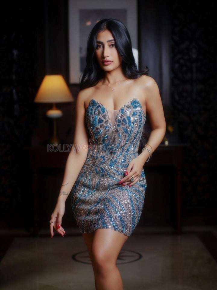 Love Sex Aur Dhokha 2 Actress Dhanashree Verma in a Silver Sequin Strapless Mini Bodycon Dress with a V Neckline Photos 05
