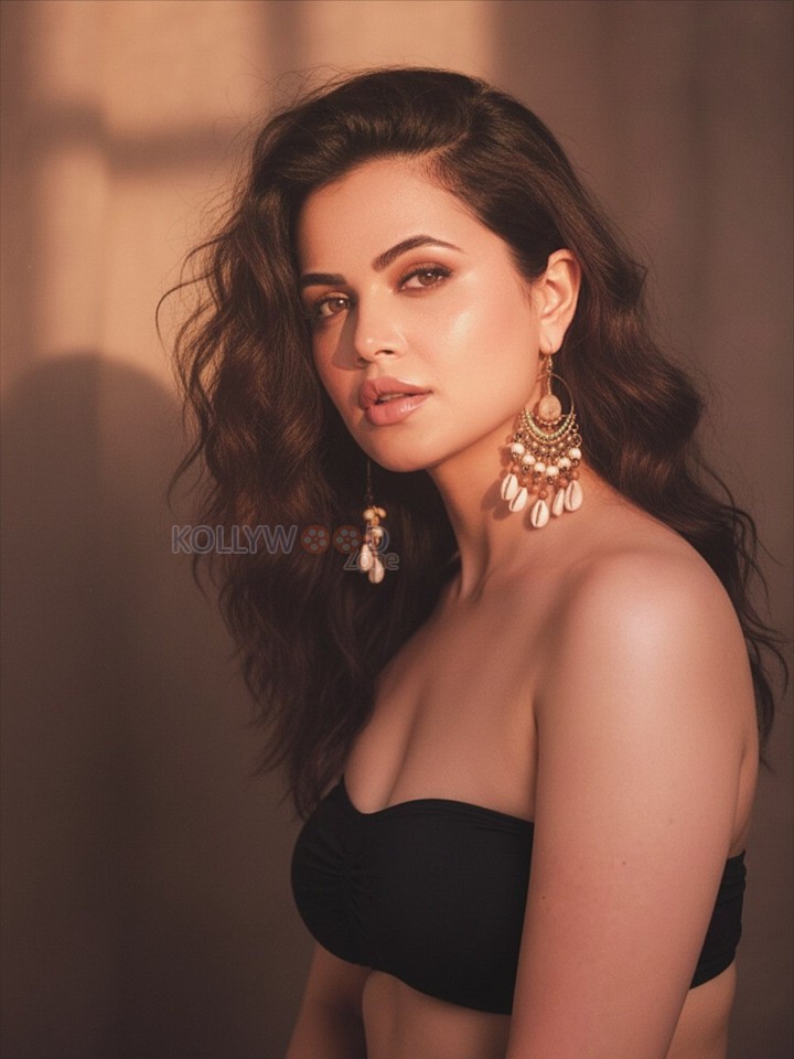 Sexy Anupma Agnihotri in a Black Tube Top Photos 02