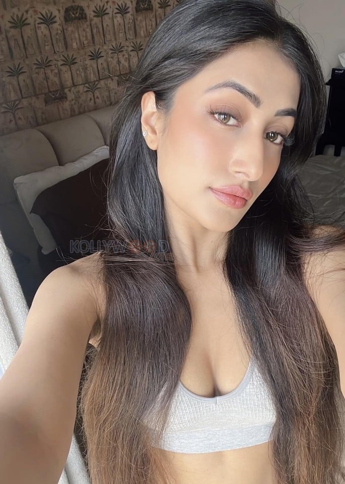 Sexy Dhanashree Verma in a White Sports Bra Photos 01