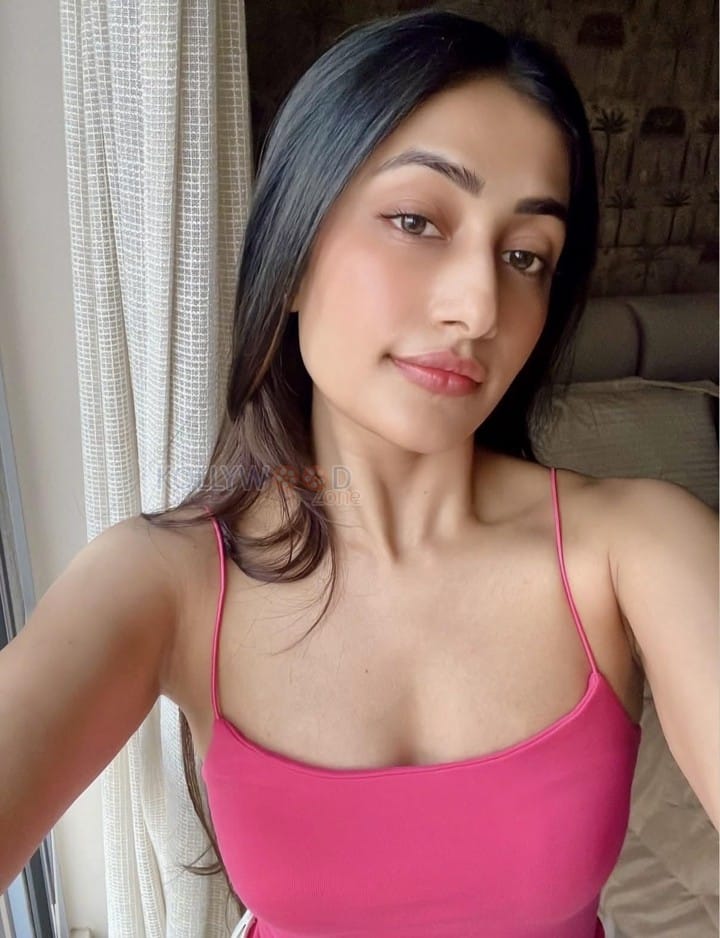 Stunning Dhanashree Verma Selfie in a Pink Crop Top Pictures 01