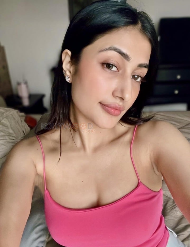 Stunning Dhanashree Verma Selfie in a Pink Crop Top Pictures 02
