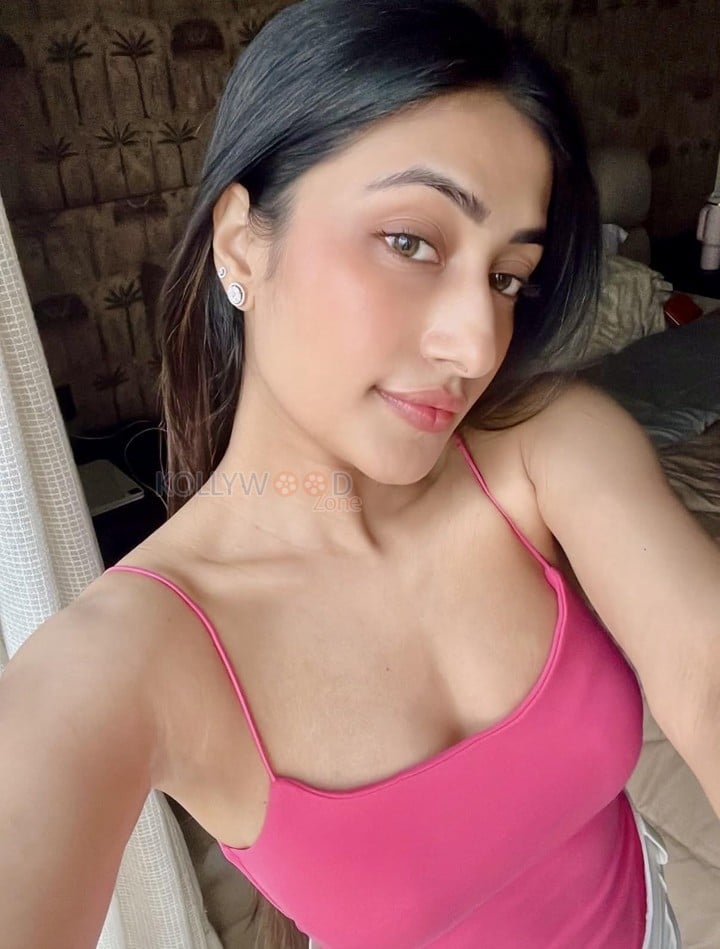 Stunning Dhanashree Verma Selfie in a Pink Crop Top Pictures 03