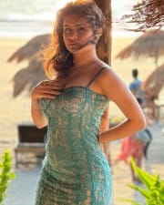 Bold Avneet Kaur in a Beach Bodycon Dress Pictures 02