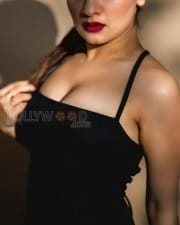 Cute Avneet Kaur Sexy Black Dress Pictures 01